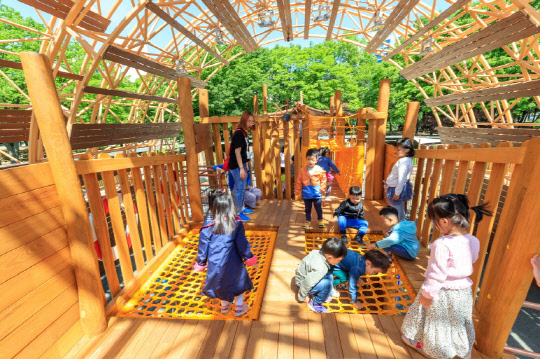 서울 양천구 관내 '꿈마루 놀이터' 정글짐에서 보육교사의 지도를 받는 아이들이 놀이를 하고 있다.[양천구 제공]